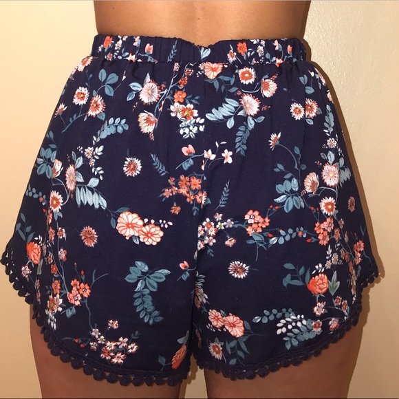 Flower-printed flowy shorts - Picture 2 of 4